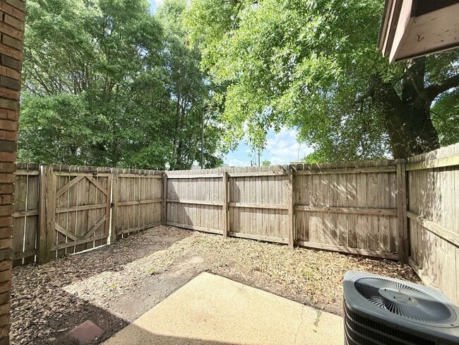 Building Photo - 2-Bedroom Quadplex