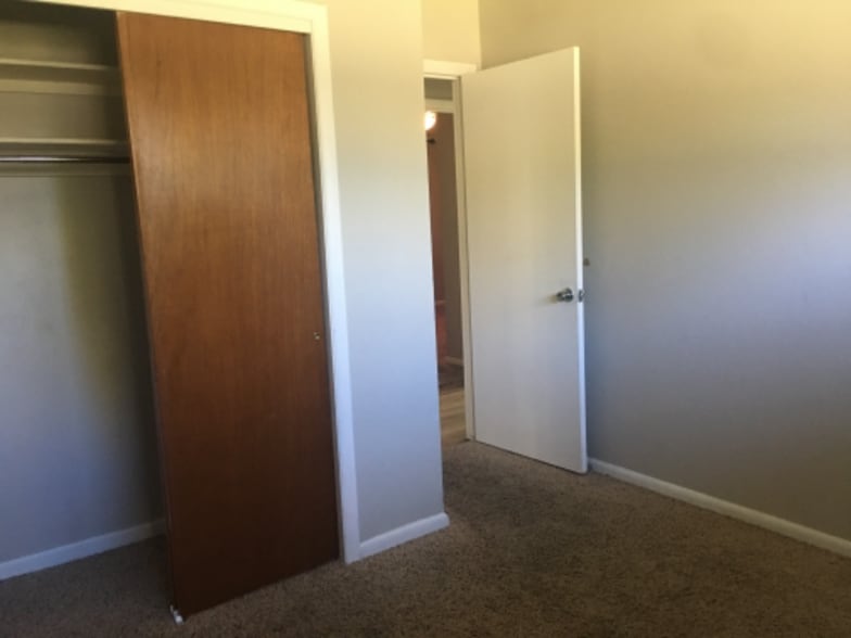 Building Photo - 703 Carriage Ct