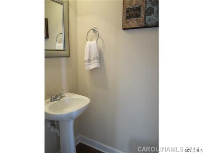Building Photo - 3BR End Unit Townhome in Summers Walk