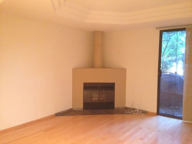 Building Photo - 2 BED + 2 1/2 BATH IN VENICE