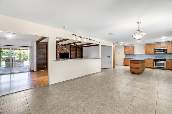 Building Photo - 5170 E Huntington Ave