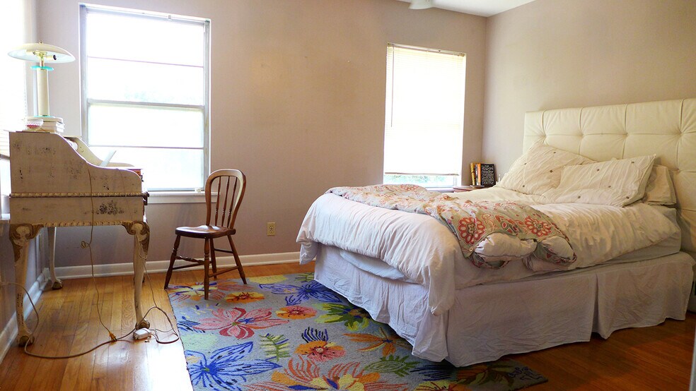 Building Photo - 310 West Mistletoe Avenue