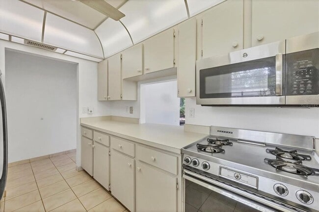 Building Photo - 5051 Village Garden Dr