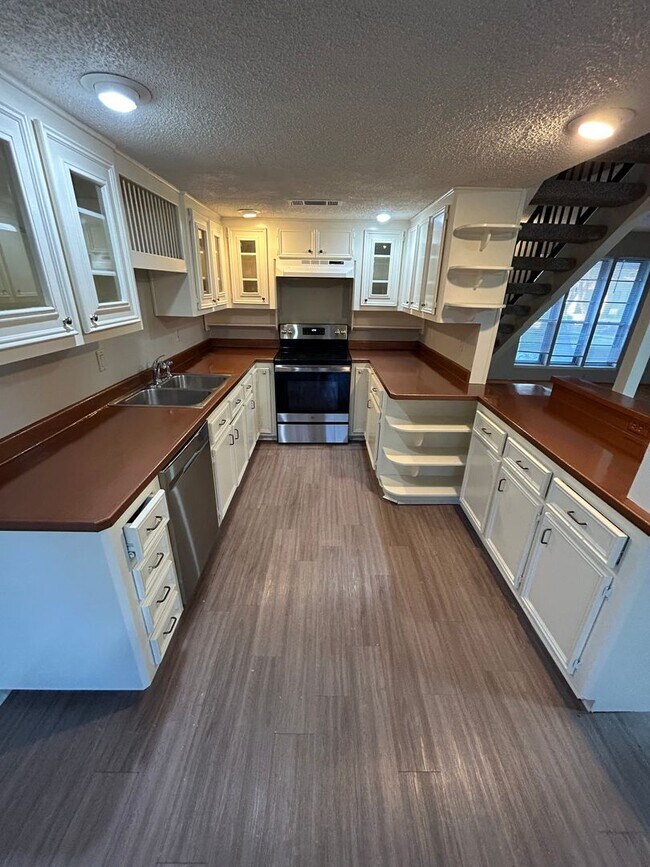 Building Photo - This home is sure to impress any homeowner