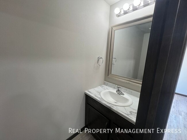 Building Photo - 3 Bedroom 1.5 Bathroom Townhome