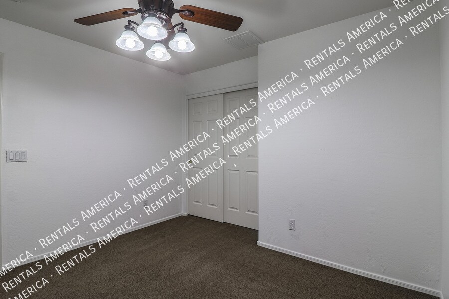 Building Photo - 10606 W La Reata Ave