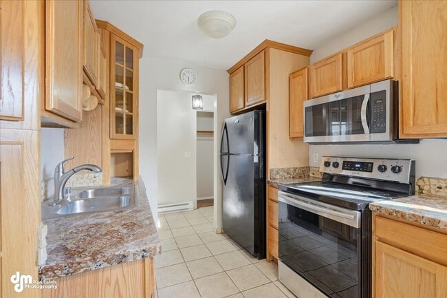 Building Photo - Charming 2BD/1BA Condo