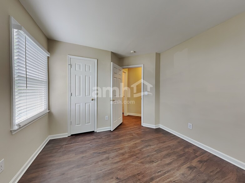 Building Photo - 1305 Groveland Trl