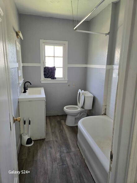 Building Photo - 1102 S Western St