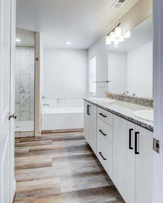 Building Photo - Brand New Spacious Townhome