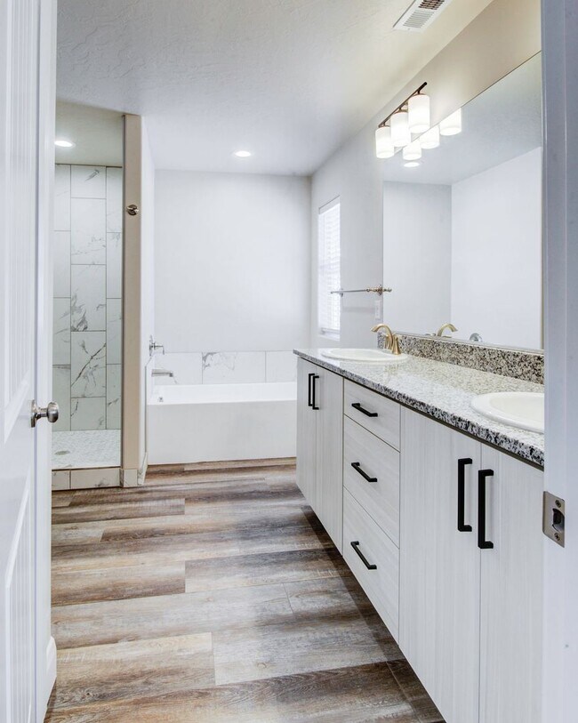 Building Photo - Like new 3 bedroom, 2.5 bathroom townhome in Cedar City!