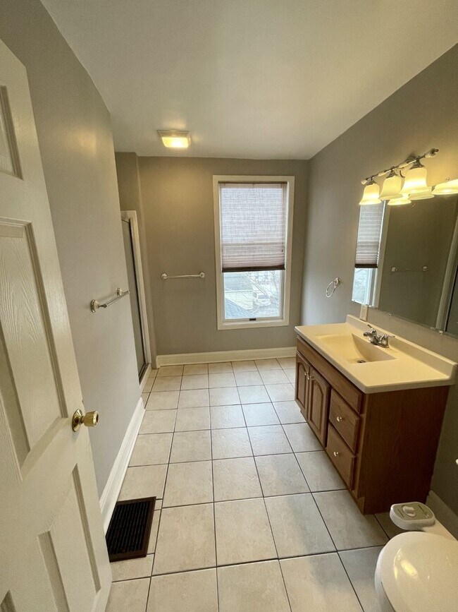 Building Photo - Huge 5-bed 2-bath house with 3rd level family room. Avail June 1 2026