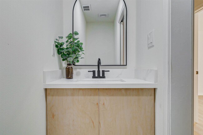 Building Photo - 10303 Chevy Chase Dr