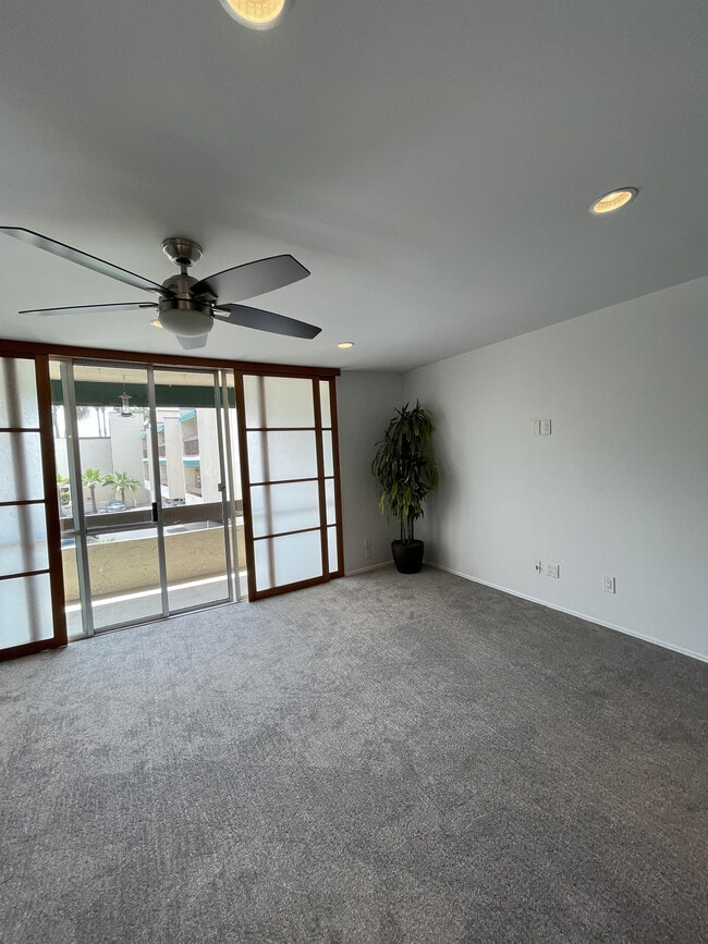 Building Photo - 6455 La Jolla Blvd