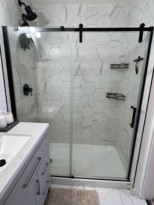 Building Photo - Available in July! Pet Friendly Fully Furn...