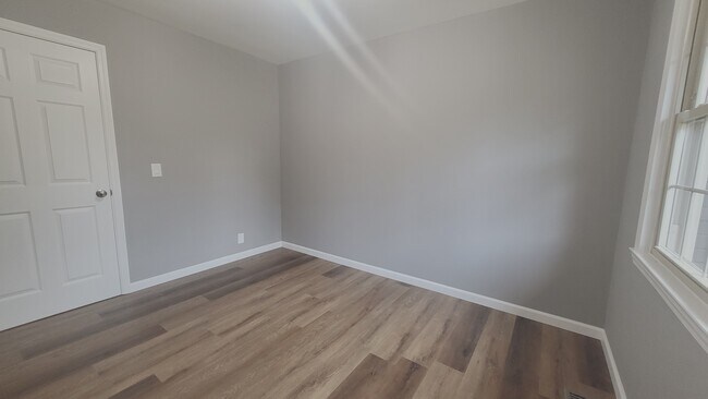 Building Photo - 910 Rexdale Dr