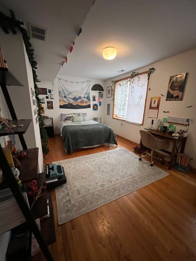 Building Photo - 4101 N Kenmore Ave