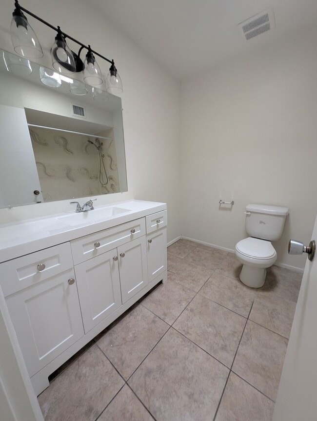 Building Photo - Comfortable West Side Rental