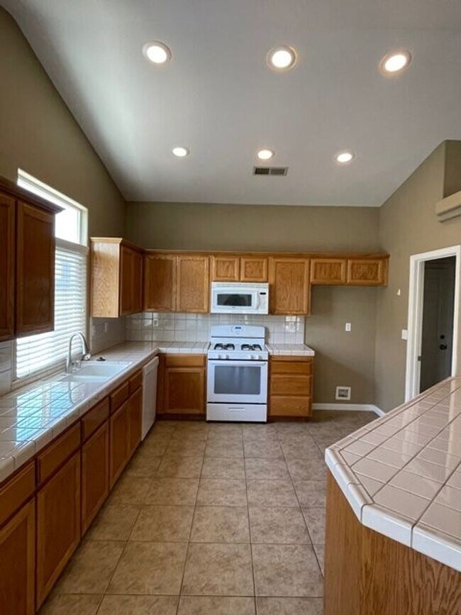 Building Photo - 236 S Argyle Pl