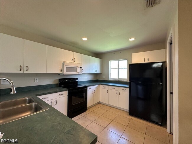 Building Photo - 8397 Bahamas Rd