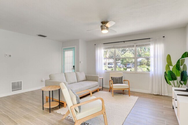 Building Photo - Charming 3/2 Available Now! Furnished or U...
