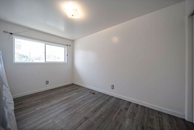 Building Photo - Remodeled Bungalow Style Home w/ Basement