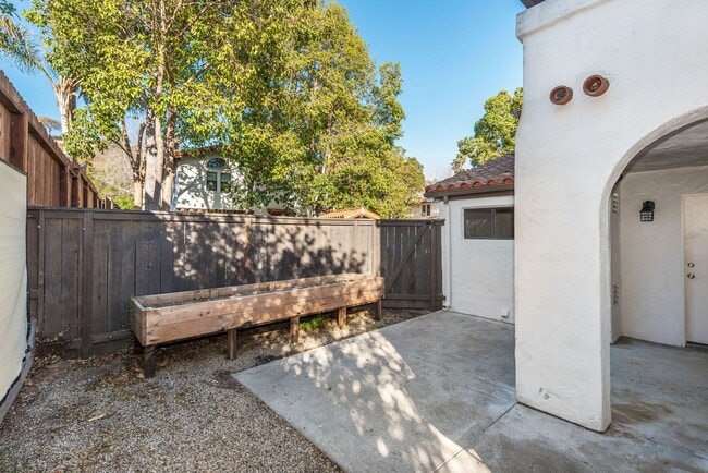 Building Photo - Spacious Mesa Condo with Full Two Car Attached Garage! Pet Friendly!