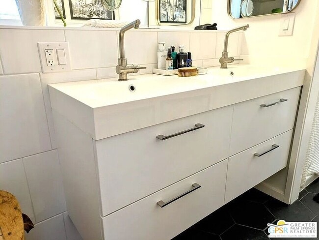 Building Photo - 20 Vía Valverde