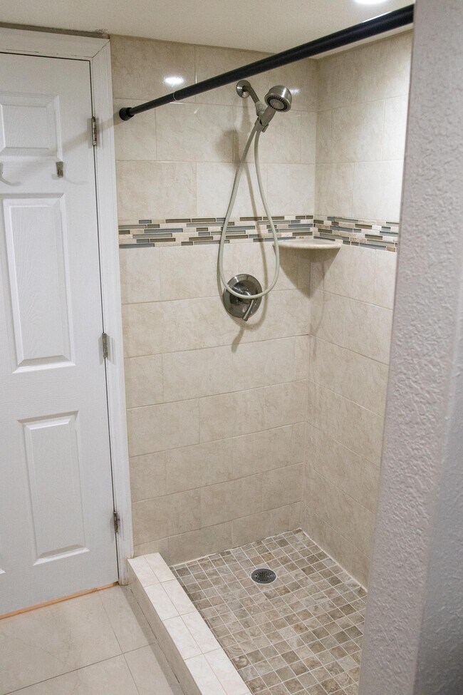 Building Photo - 70 Lake Arbor Dr