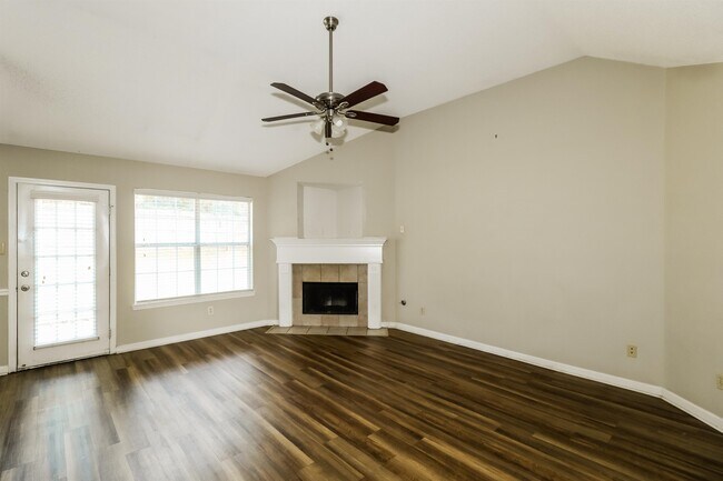 Building Photo - 1602 Far Dr