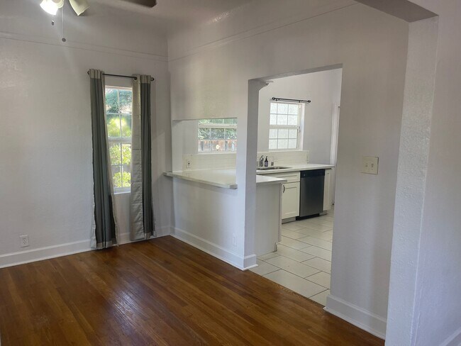 Building Photo - Cozy 2 bedroom bungalow home near UOP