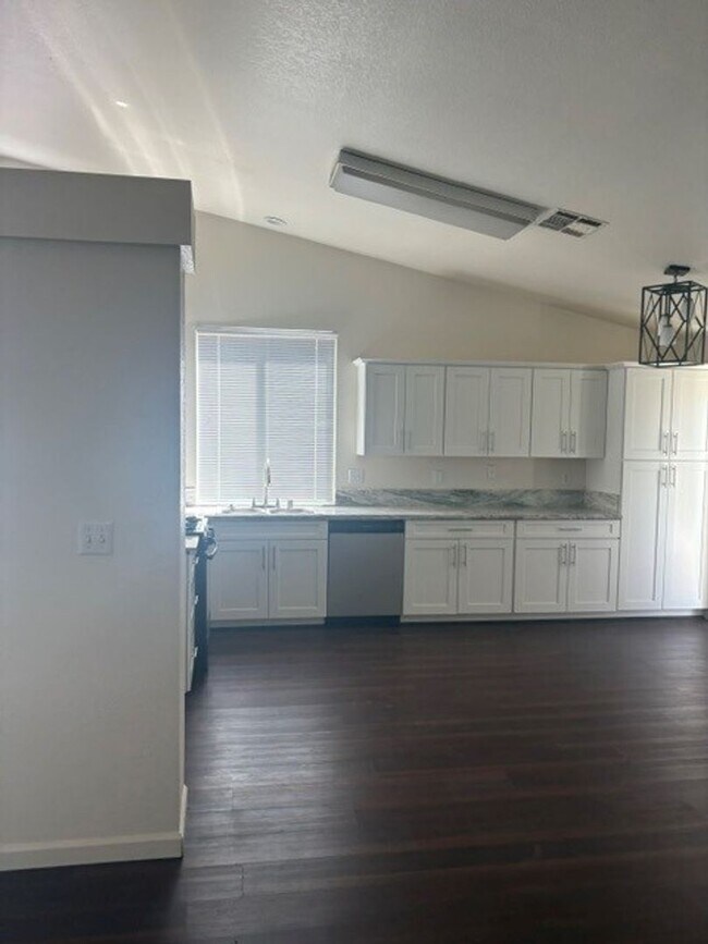 Building Photo - 4 Bedroom/2 Bath Home in the Northwest - $2395 Per Month!