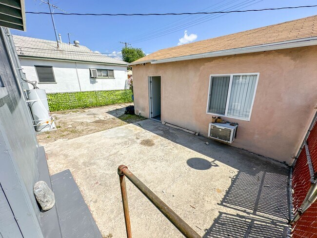 Building Photo - Charming 2-Bedroom Home in North Hollywood!