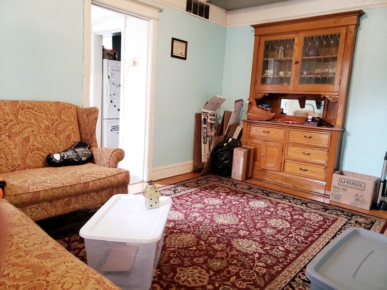 Dining Room - 3516 Broadway N
