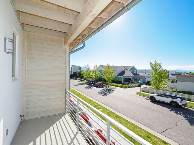 Building Photo - 3 Bedroom, 2.5 Bathroom in South Jordan