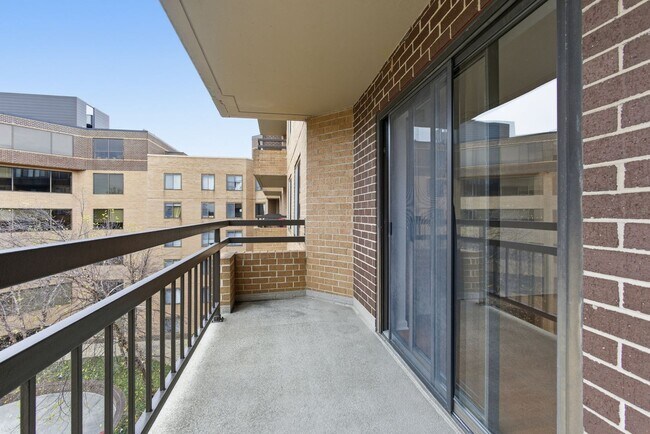 Building Photo - Beautiful 1 BR/1 BA Condo in The Observatory!