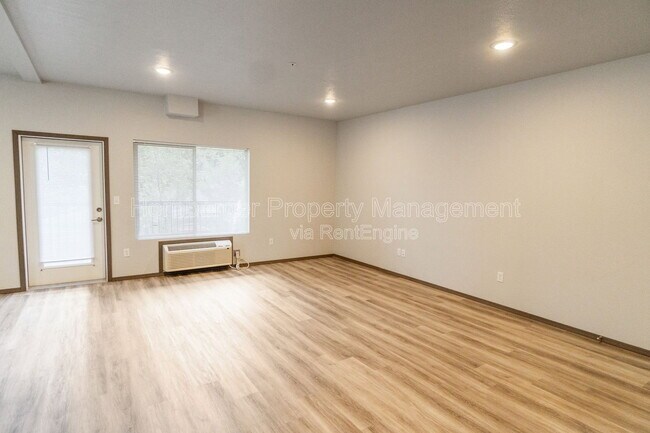 Building Photo - 356 E 7th Ave