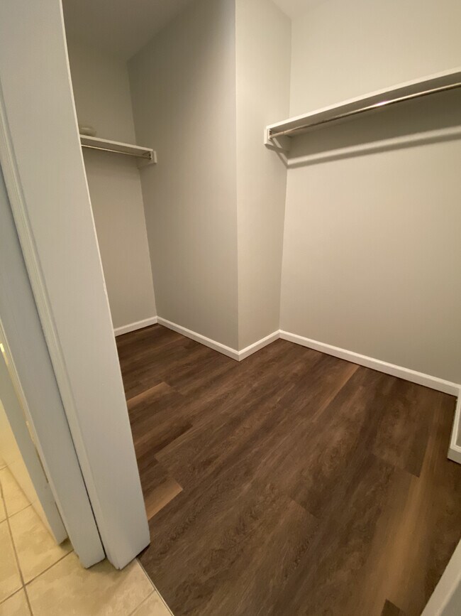 Building Photo - 2410 Oneida St