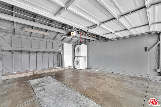 Building Photo - 560 Croft Ave