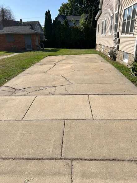 Building Photo - 1823 Hutchins Ave