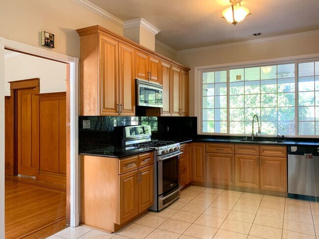 Building Photo - Exceptional Mountain View Home with Guest Suite Near Downtown