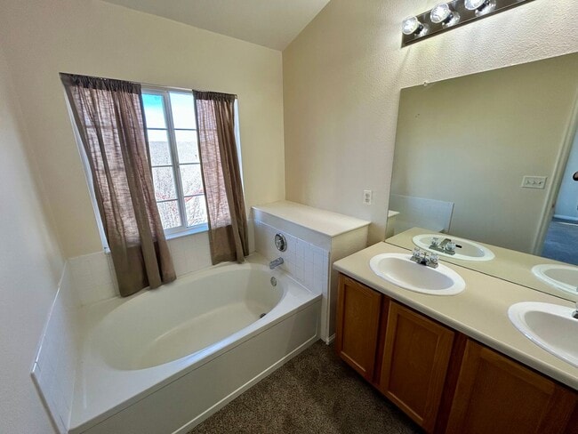 Building Photo - 2BR End Unit Townhome in Rock Creek