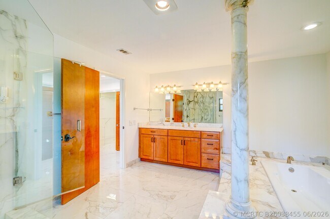 Building Photo - 5730 Vista Linda Ln
