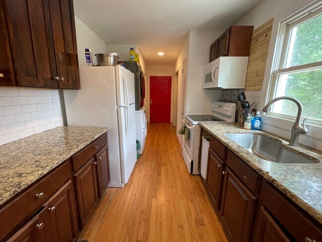Building Photo - Big and Beautiful House with attached 1br ...