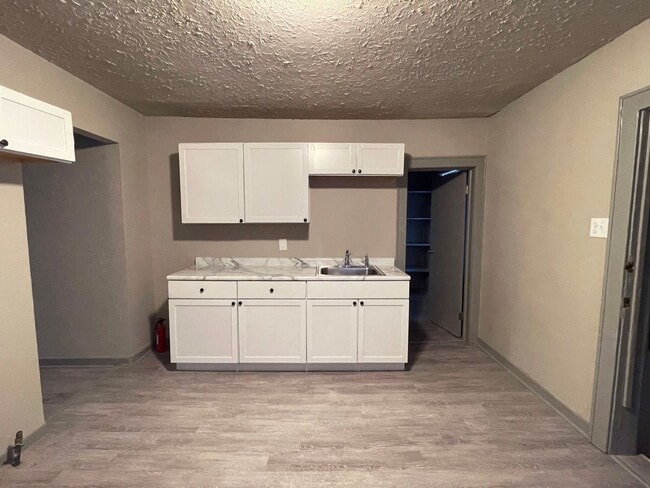 Building Photo - Charming 2-Bedroom Single Family Home with...