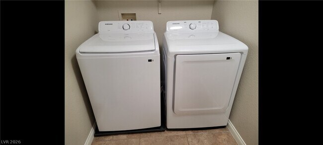 Building Photo - 830 Carnegie St