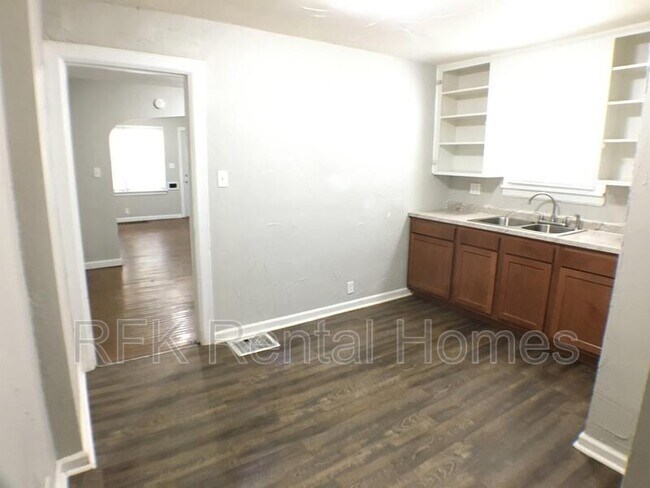 Building Photo - 523 N Temple Ave