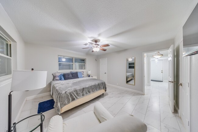 Building Photo - 2519 Lazy Lake Dr