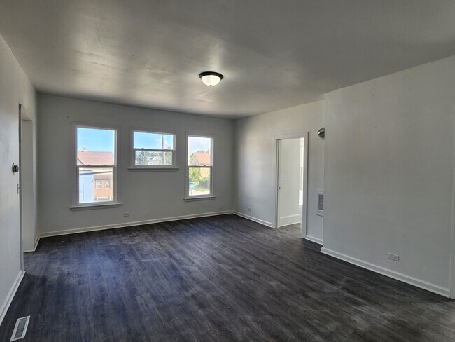 Building Photo - large 2 bedroom upper near Racine Zoo