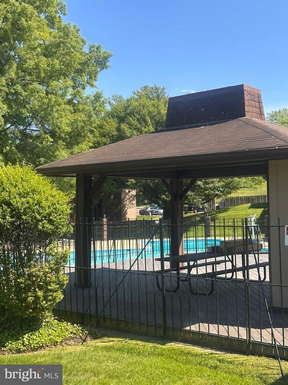 Building Photo - 5821 Royal Ridge Dr